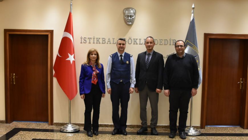 Rektör Yardımcımız Prof.Dr. Erkan Köse, Fen Bilimleri Enstitü Müdürü Prof.Dr. Serhan Yamaçlı ve Sosyal Bilimler Enstitü Müdürü Doç. Dr. Dilek Yamaçlı  2'nci Hava Bakım Fabrika Müdürü ve Garnizon Komutanı Hv.Tuğg. Haldun TAŞAN’ı makamında ziyaret ettiler.