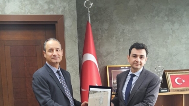 Endüstri Mühendisliği Bölümü öğretim üyelerimiz Kayseri Ulaşım A.Ş. 'ye Genel Müdür olarak atanan Sayın Mehmet CANBULUT'u makamında ziyaret ettiler.