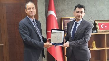 Endüstri Mühendisliği Bölümü öğretim üyelerimiz Kayseri Ulaşım A.Ş. 'ye Genel Müdür olarak atanan Sayın Mehmet CANBULUT'u makamında ziyaret ettiler.