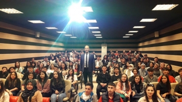 Mühendislik Fakültesi Dekanı Prof. Dr. Erkan Köse üniversitemizi ziyarete gelen Muzaffer Bezircioğlu Anadolu Lisesi öğrenci ve öğretmenlerine üniversitemiz, bölümlerimiz ve kariyer planlama konu başlıkları altında bir seminer vermiştir.