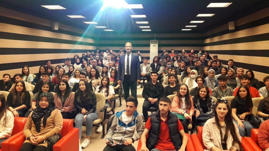 Mühendislik Fakültesi Dekanı Prof. Dr. Erkan Köse üniversitemizi ziyarete gelen Muzaffer Bezircioğlu Anadolu Lisesi öğrenci ve öğretmenlerine üniversitemiz, bölümlerimiz ve kariyer planlama konu başlıkları altında bir seminer vermiştir.